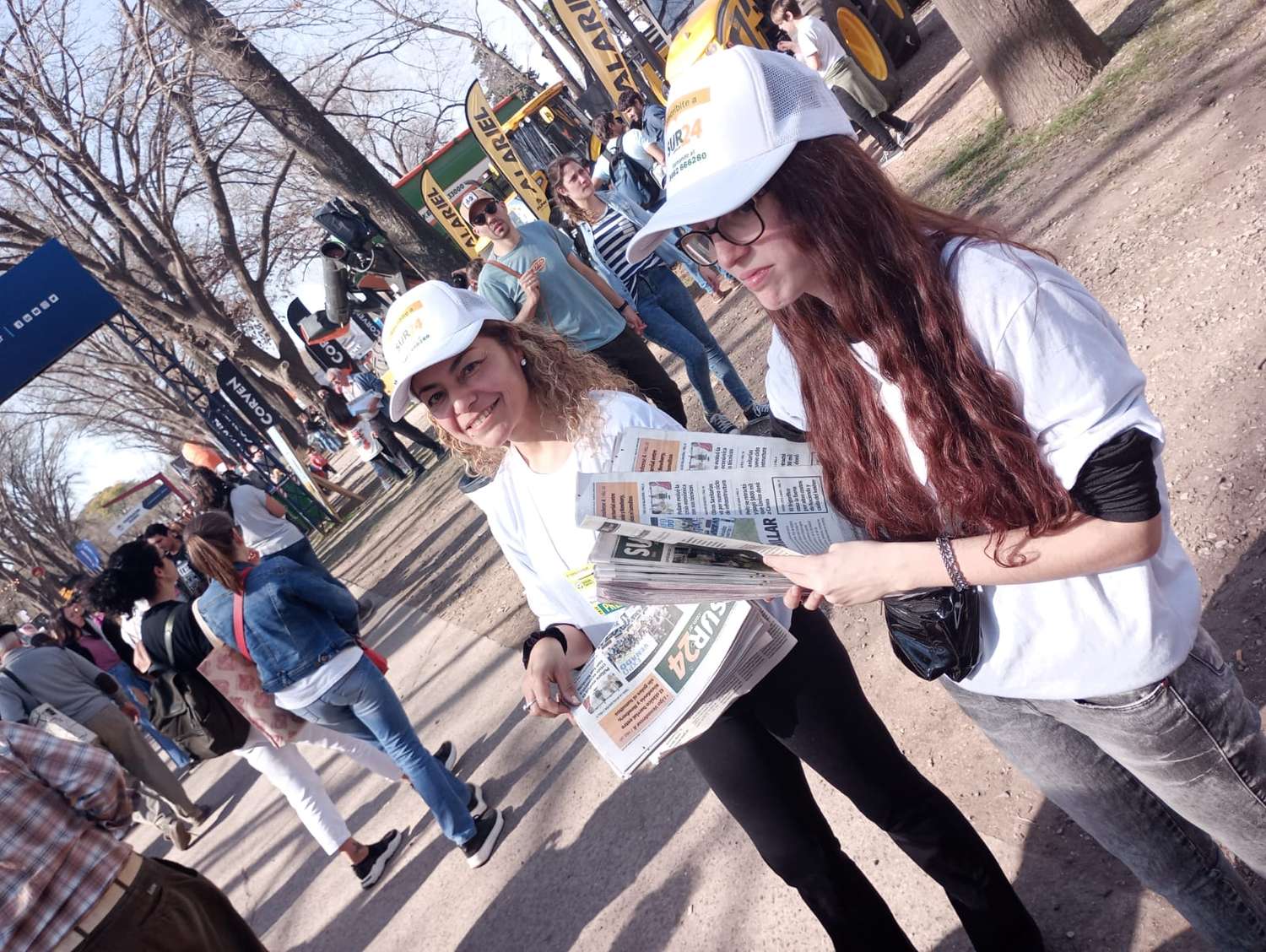 Colaboradores de Sur24 distribuyeron cientos de ejemplares entre la multitud en la tarde del lunes.