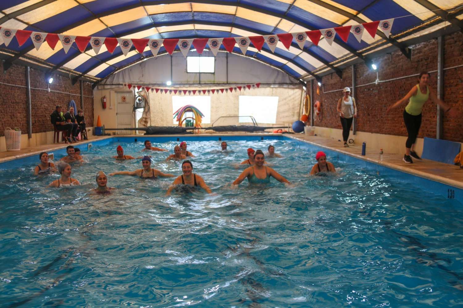 Entretenidos ejercicios físicos dentro de la piscina.