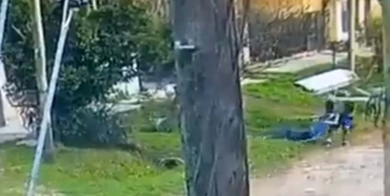 Video: un hombre fue grabado mientras sacaba un cadáver de su casa y quedó detenido
