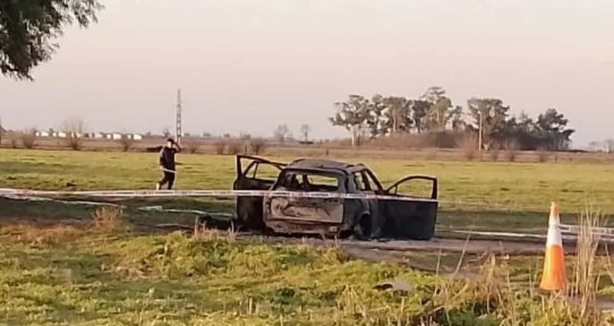 Gálvez: encuentran dos cuerpos calcinados dentro de un auto en un camino rural