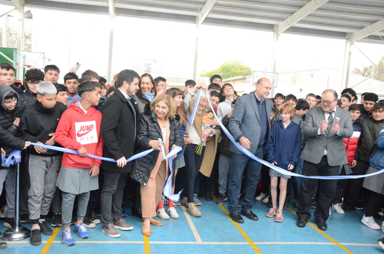 Perotti inauguró el polideportivo "Prof. César Villarroya" en el Colegio Industrial