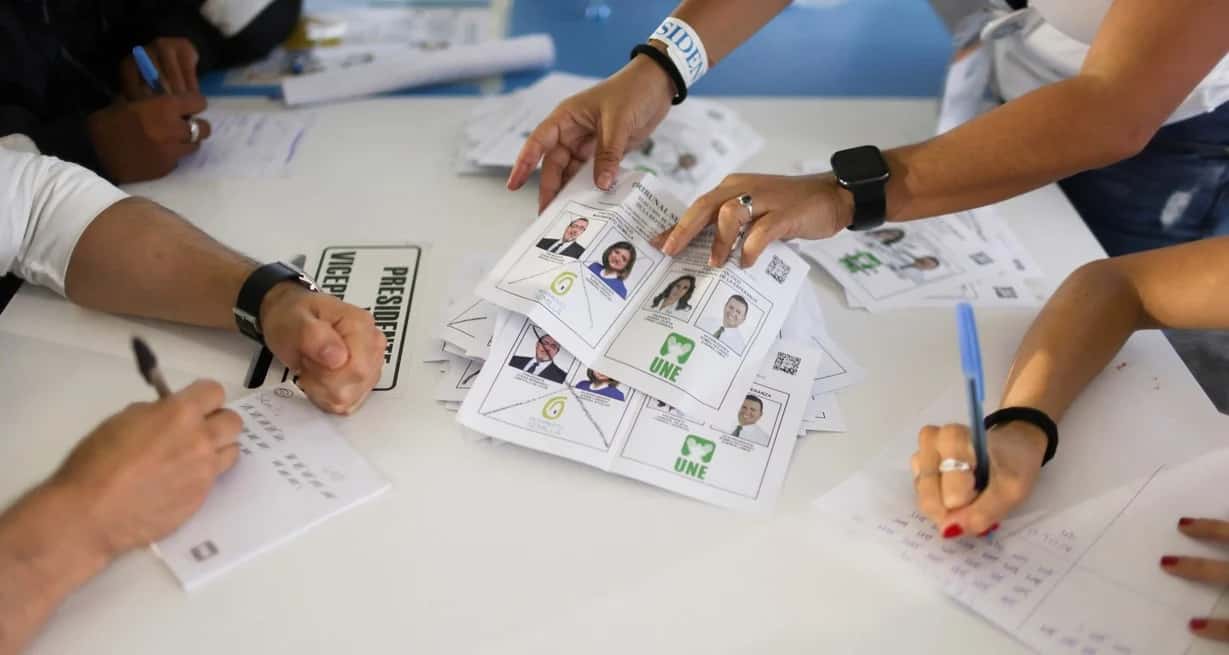 Los trabajadores electorales cuentan las papeletas durante la segunda vuelta de las elecciones presidenciales, en Ciudad de Guatemala, Guatemala, 20 de agosto de 2023. Foto: Reuters