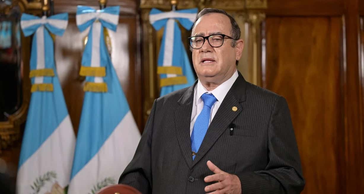 Giammattei anunció este martes que se reunirá con el presidente electo Bernardo Arévalo el 4 de septiembre en la ciudad de Guatemala. Foto: Presidencia de Guatemala vía Reuters.