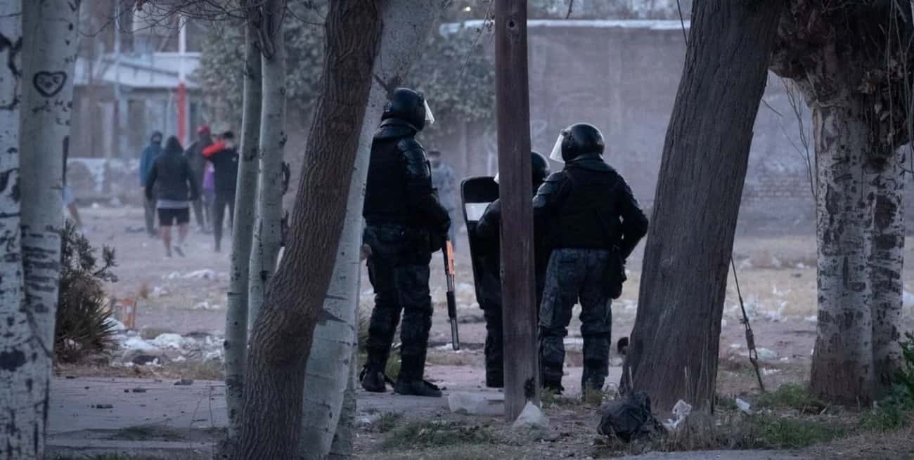 La Policía de Mendoza intenta controlar la situación.