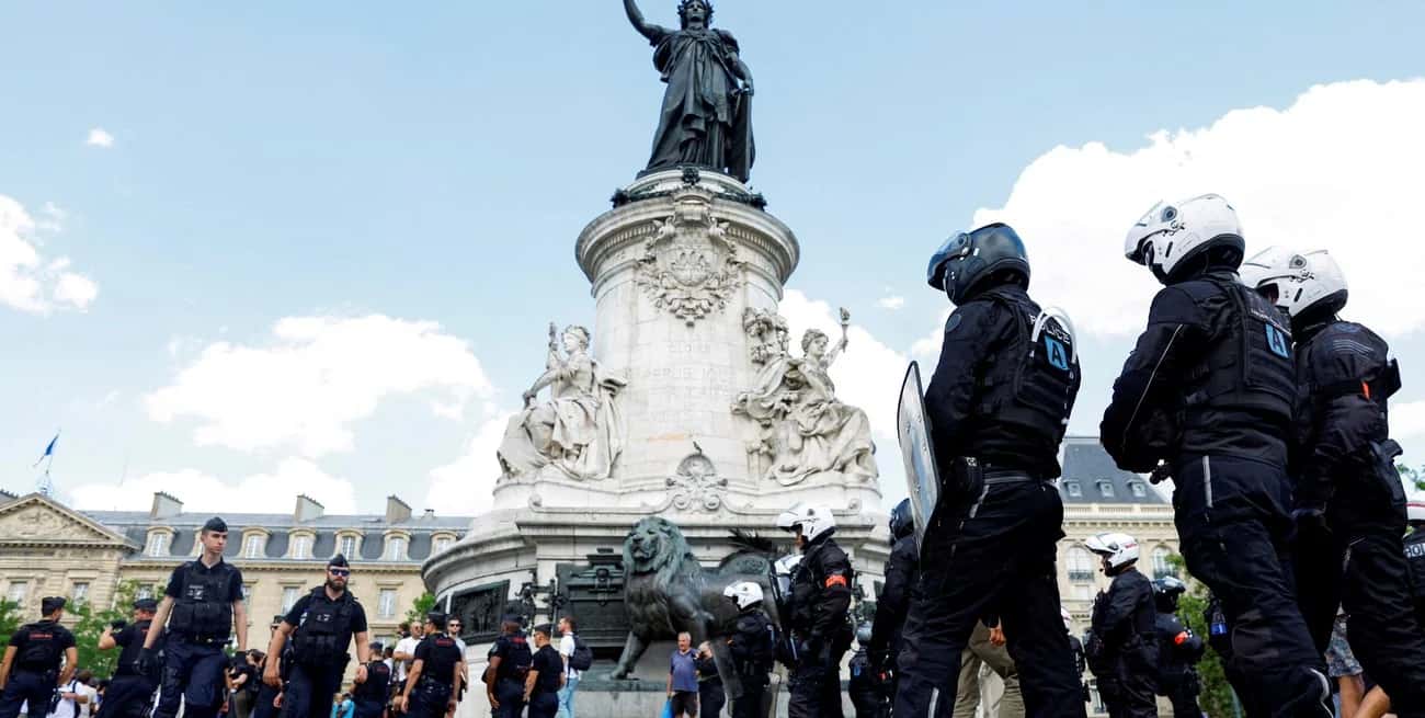 Policías franceses en la Place de la Republique durante una marcha en protesta por el asesinato de Adama Traore y Nahel. Créditos: REUTERS