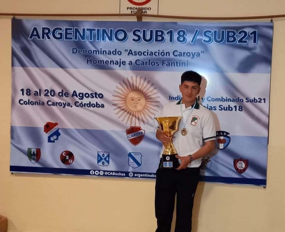 El joven bochófilo con el trofeo obtenido en el certamen disputado en Córdoba.