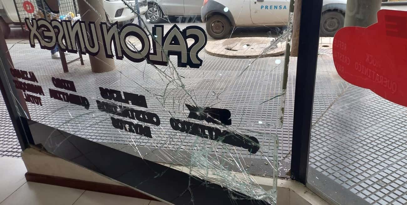 Los daños en la vidriera del local ubicado en la esquina de 25 de Mayo y Crespo. Crédito: El Litoral.