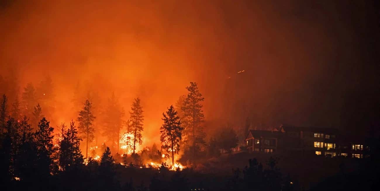 Incendios en Canadá y Estados Unidos obligan a evacuar decenas de miles de personas