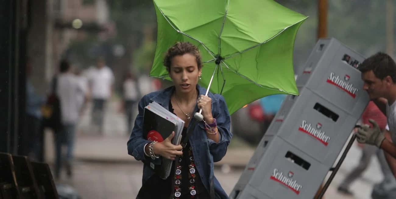 El paraguas se dio vuelta. No salir a la vía pública si no es necesario, una de las recomendaciones. Archivo El Litoral / Guillermo Di Salvatore