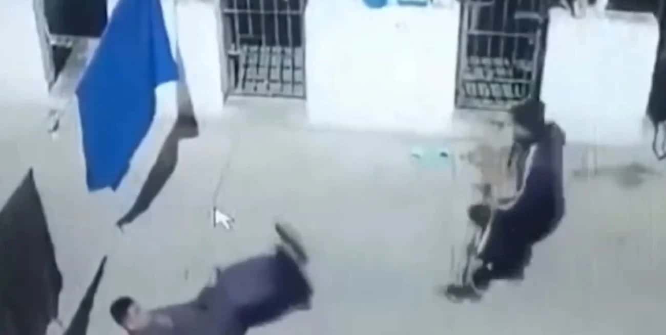 Video: brutal ataque con una "chuza" a un agente penitenciario en la cárcel de Paraná