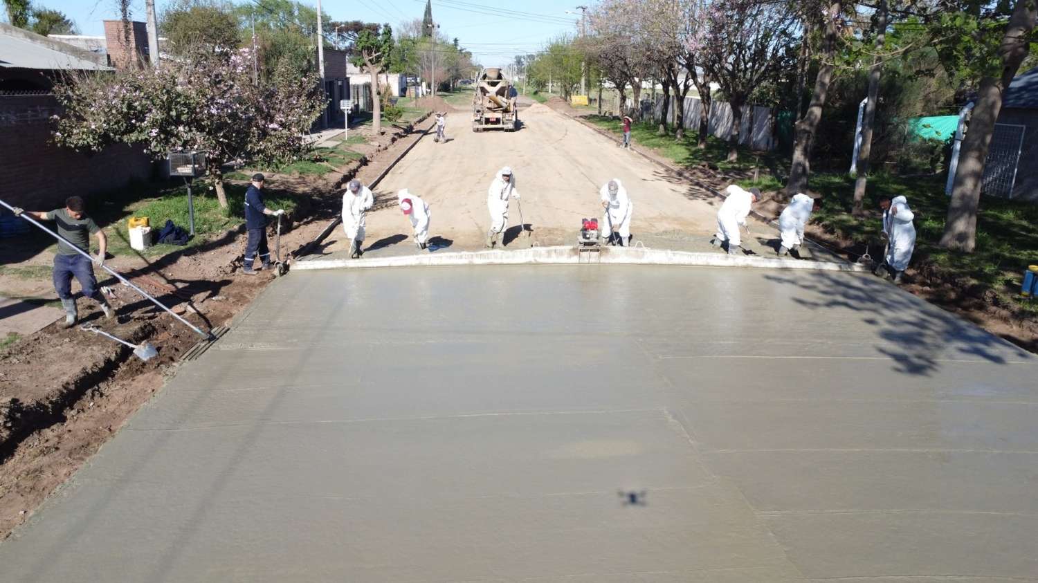 Avanza la pavimentación de una nueva cuadra  en barrio Bernardino Rivadavia