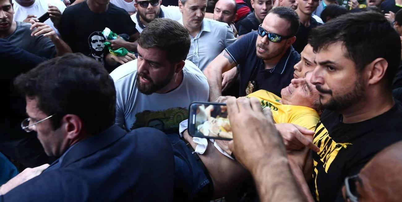 Bolsonaro siendo socorrido por la gente tras ser apuñalado en un acto de campaña en 2018.