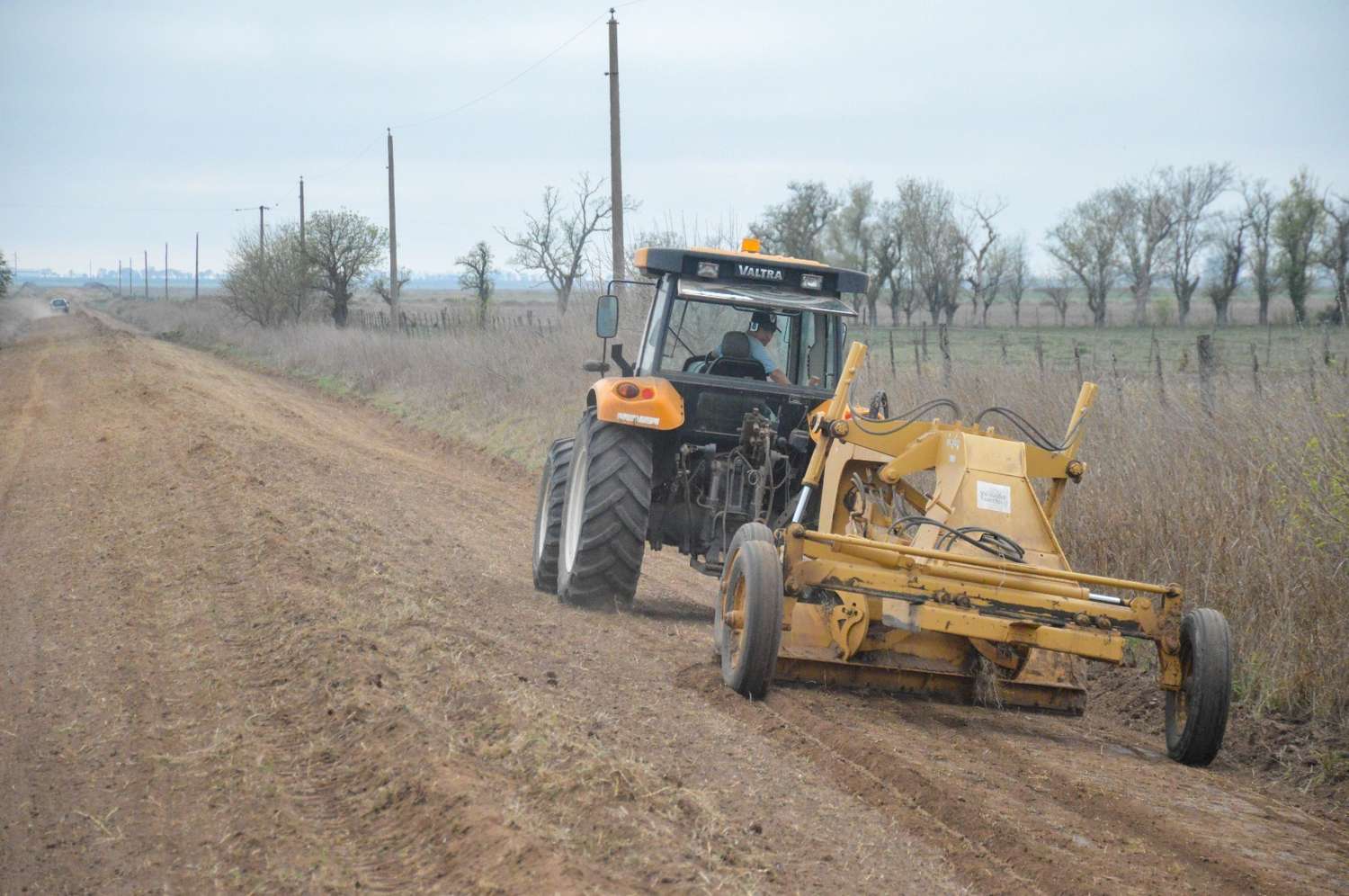 El gobierno local avanza con mantenimiento y abovedado de caminos rurales