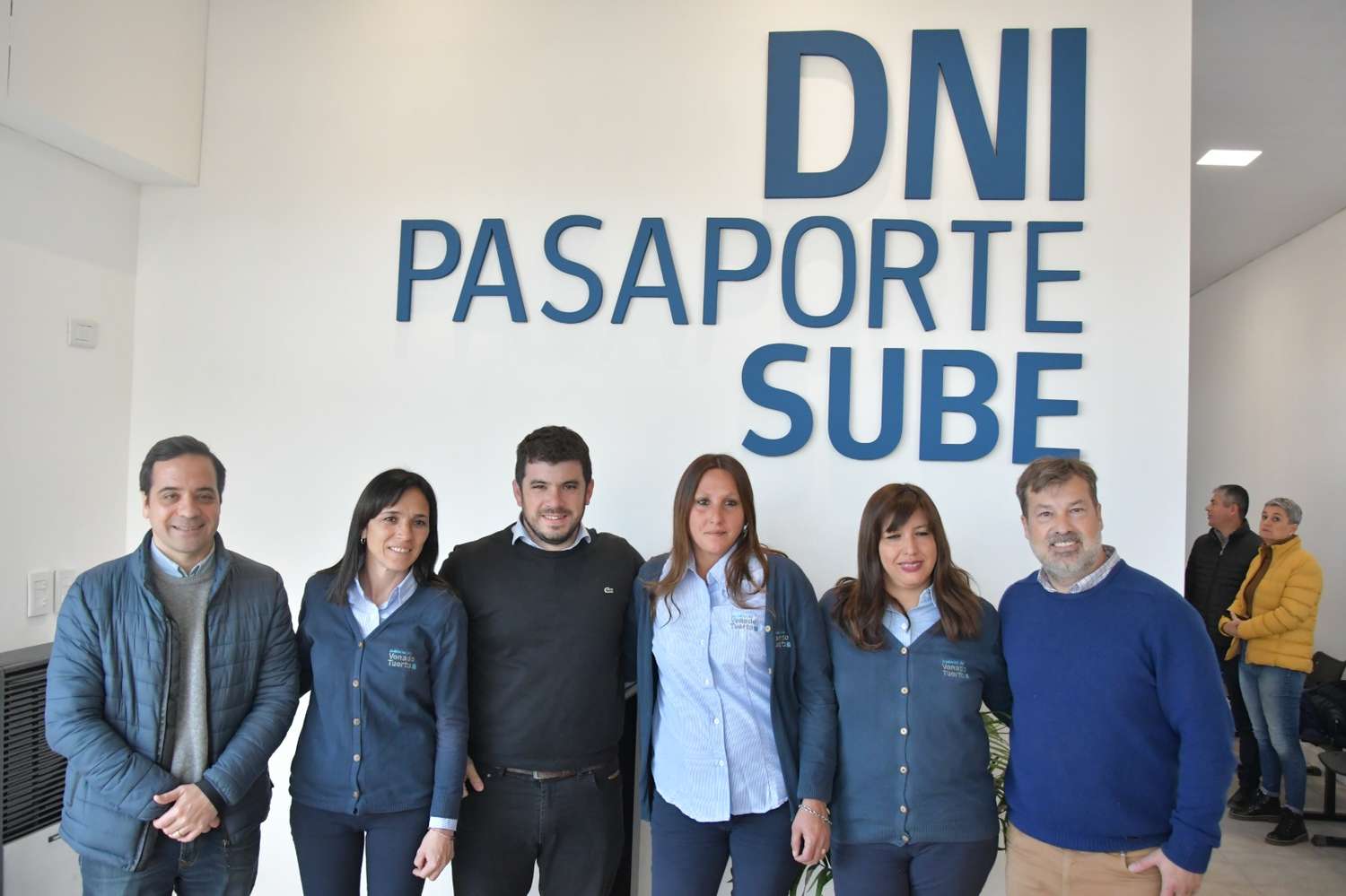 Chiarella, De Mattia y González junto al personal que prestará servicio en las renovadas oficinas.