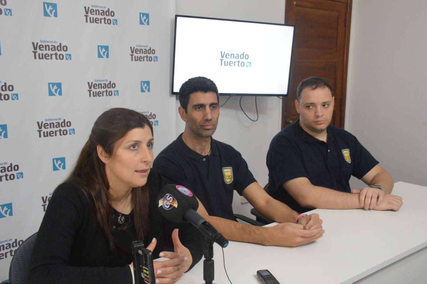 Gisela Poulliastrou, Diego Salvetti y Juan Ignacio Sanvitale, en conferencia de prensa.