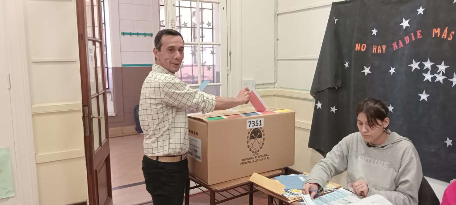 El candidato a concejal por el justicialimo, German Mastri, votó en el colegio Santa Rosa. Foto: Sur24