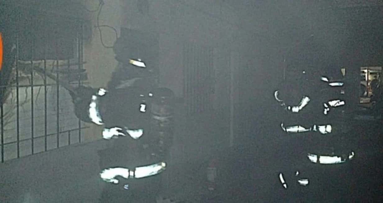 Los bomberos pudieron sofocar el incendio para evitar que siguiera propagándose a las casas linderas.