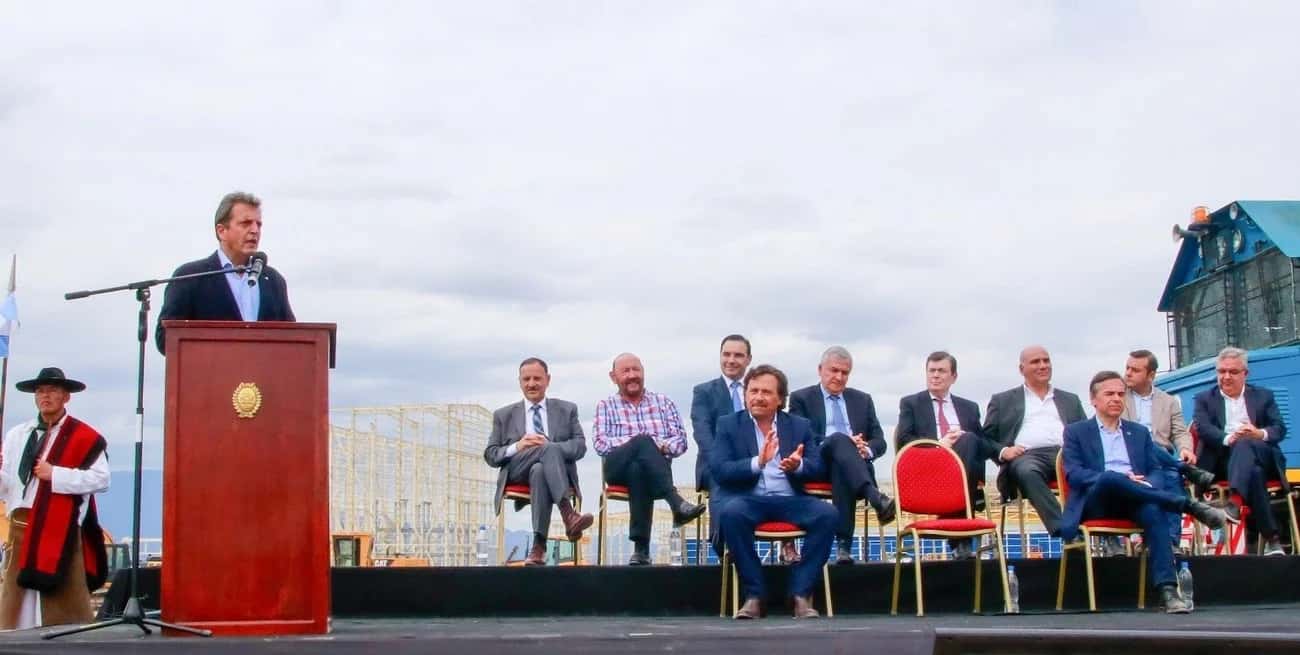 El ministro de Economía encabezó este domingo un acto en Salta junto a los gobernadores del Norte Grande. Crédito: Prensa Economía