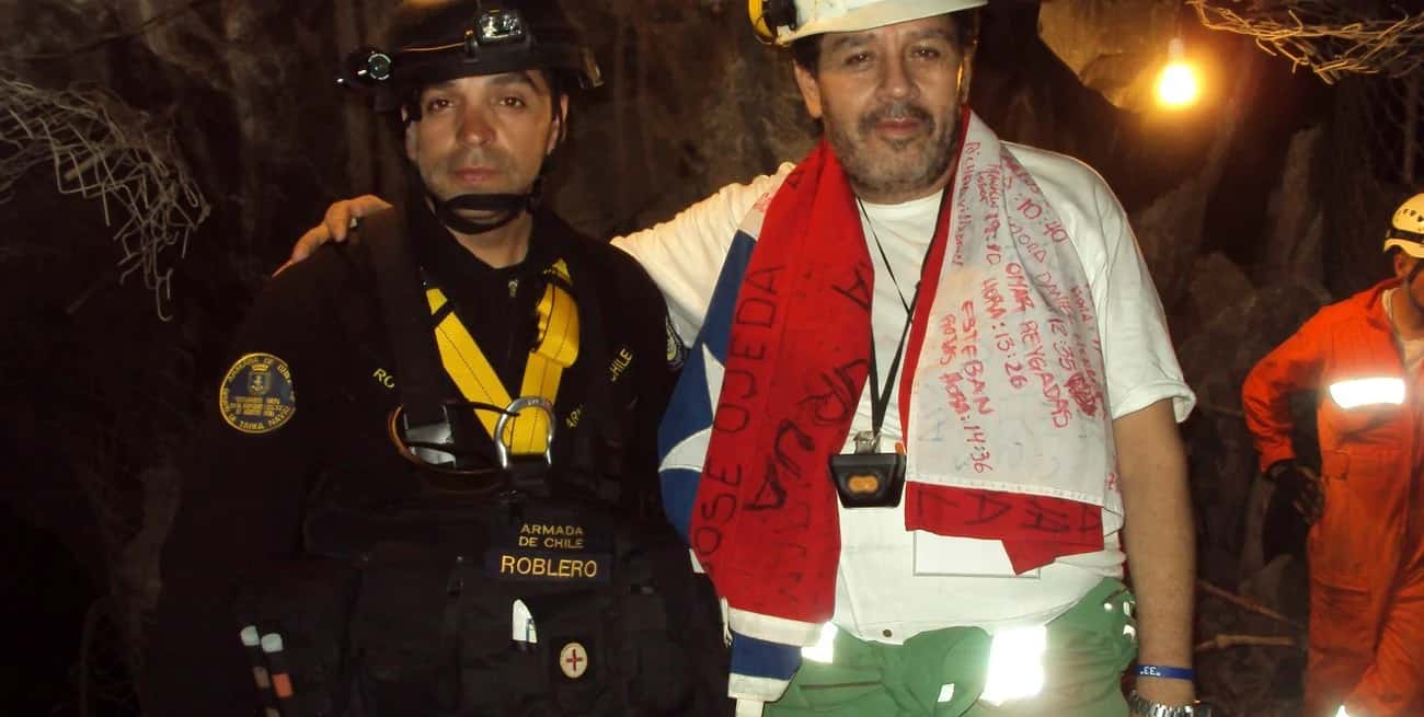 El minero Luis Urzúa, posa junto a un rescatista antes del inicio de la operación para sacarlos de la mina a un lugar seguro en Copiapó en octubre de 2010. Crédito: REUTERS.