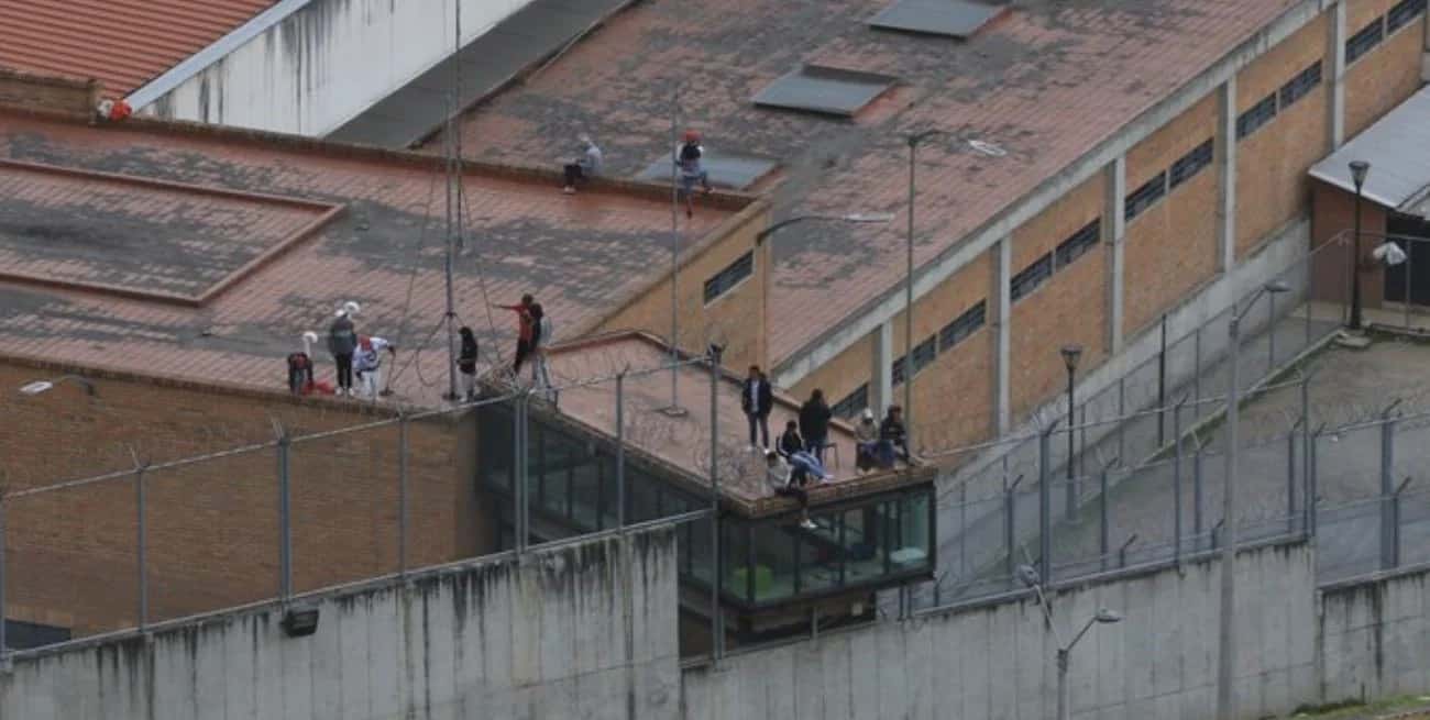 Presos de seis cárceles de Ecuador mantienen secuestrados a guardias y policías.