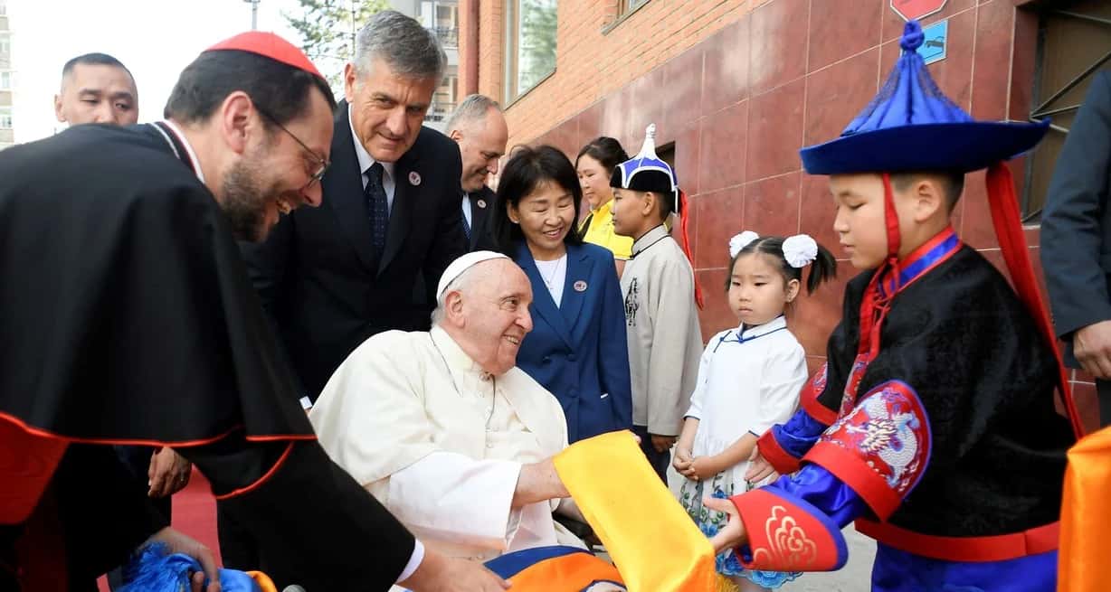 El papa es recibido en Ulaanbaatar, Mongolia. Foto: vía Reuters.