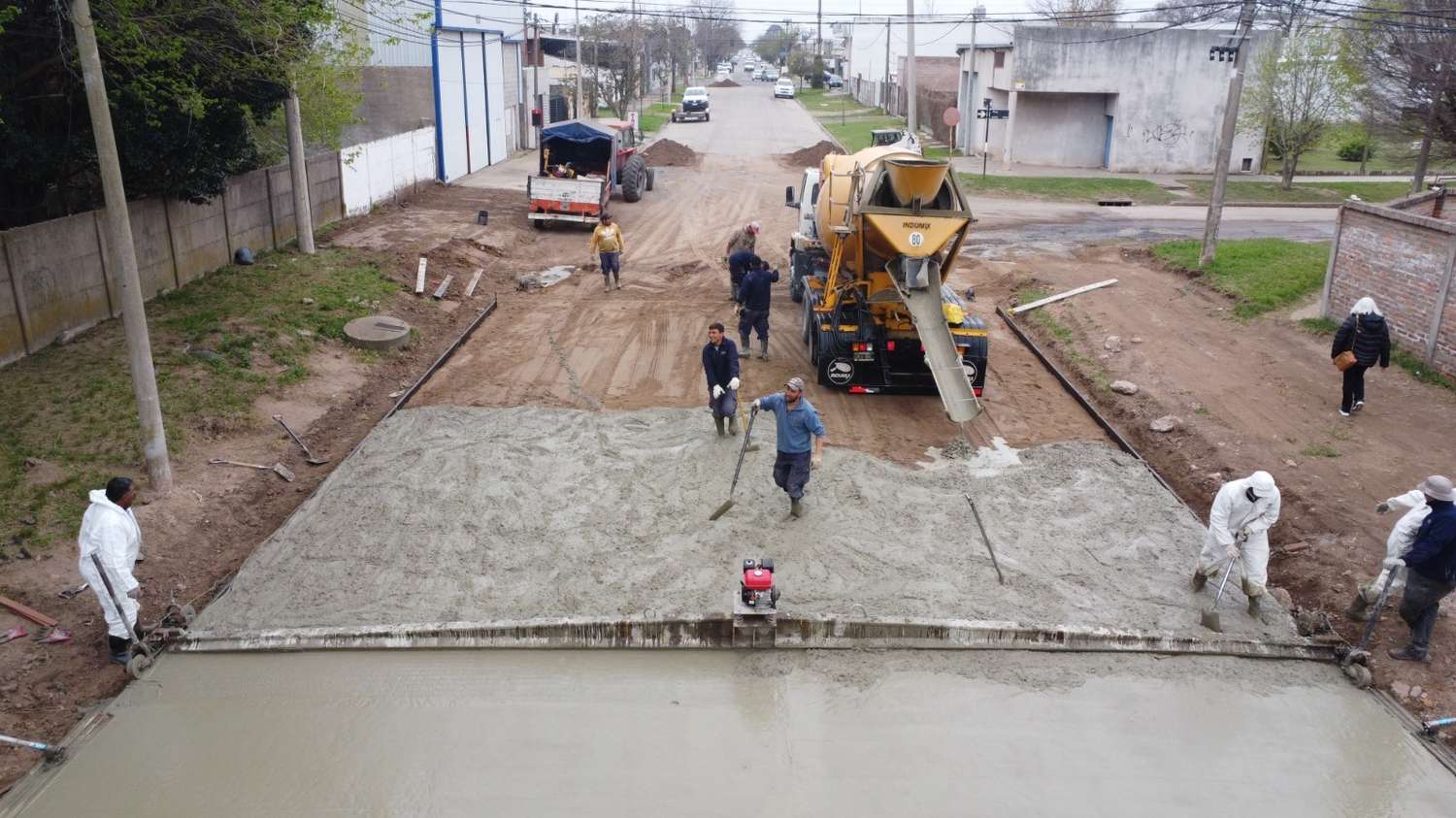 Una nueva cuadra de pavimento en el barrio Rivadavia