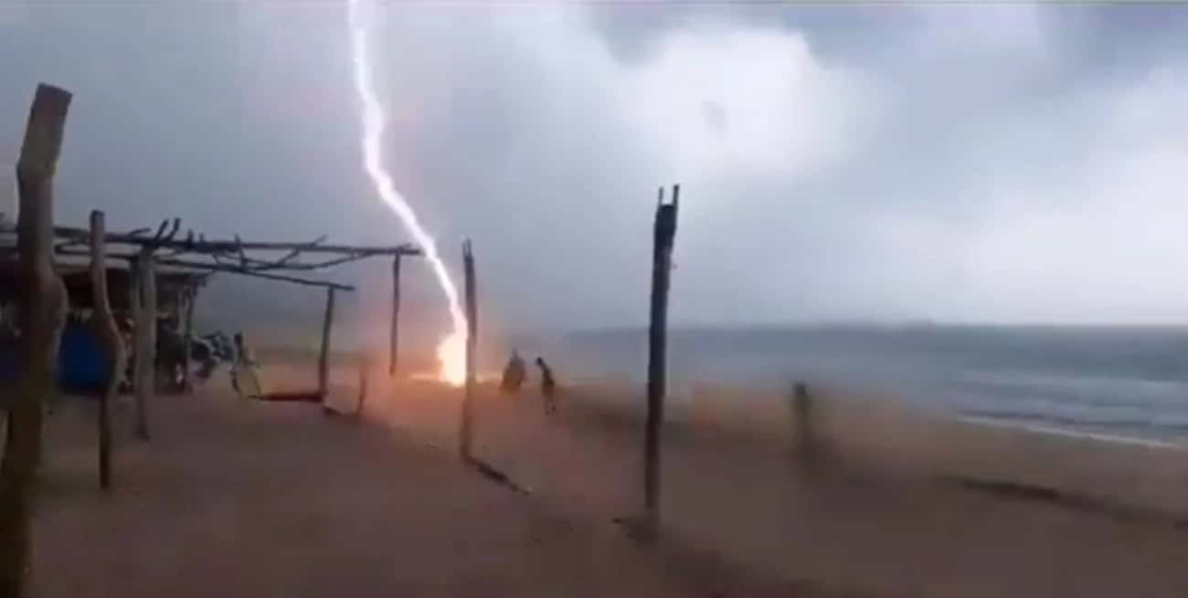 Video: el terrible momento en el que un rayo mata a dos personas en una playa de México
