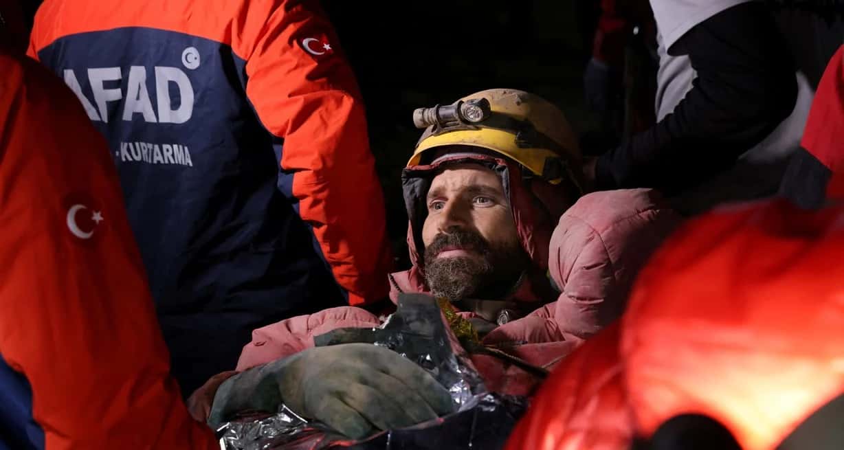 Turquía: rescatan a científico que enfermó y quedó atrapado en una cueva a mil metros de la superficie
