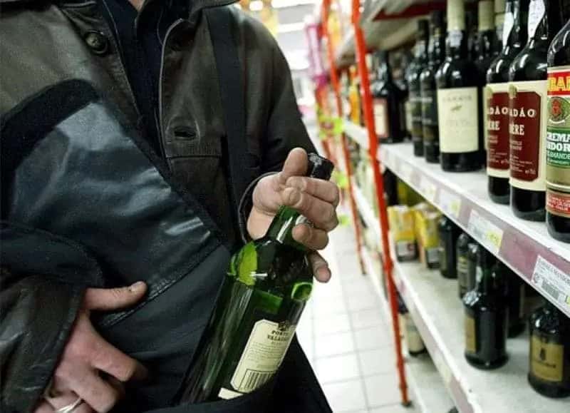 Tres detenidos por robar bebidas alcohólicas en un supermercado