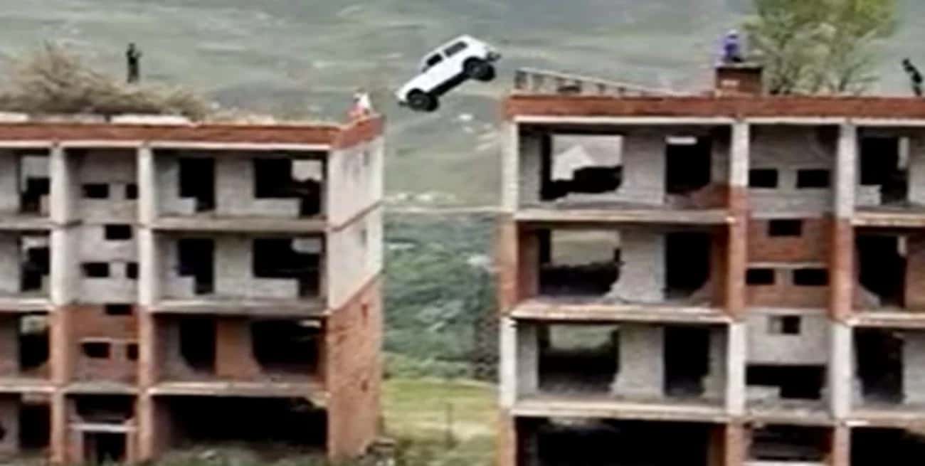 Rusia: quiso cruzar de un edificio a otro con su auto y cayó desde 15 metros de altura