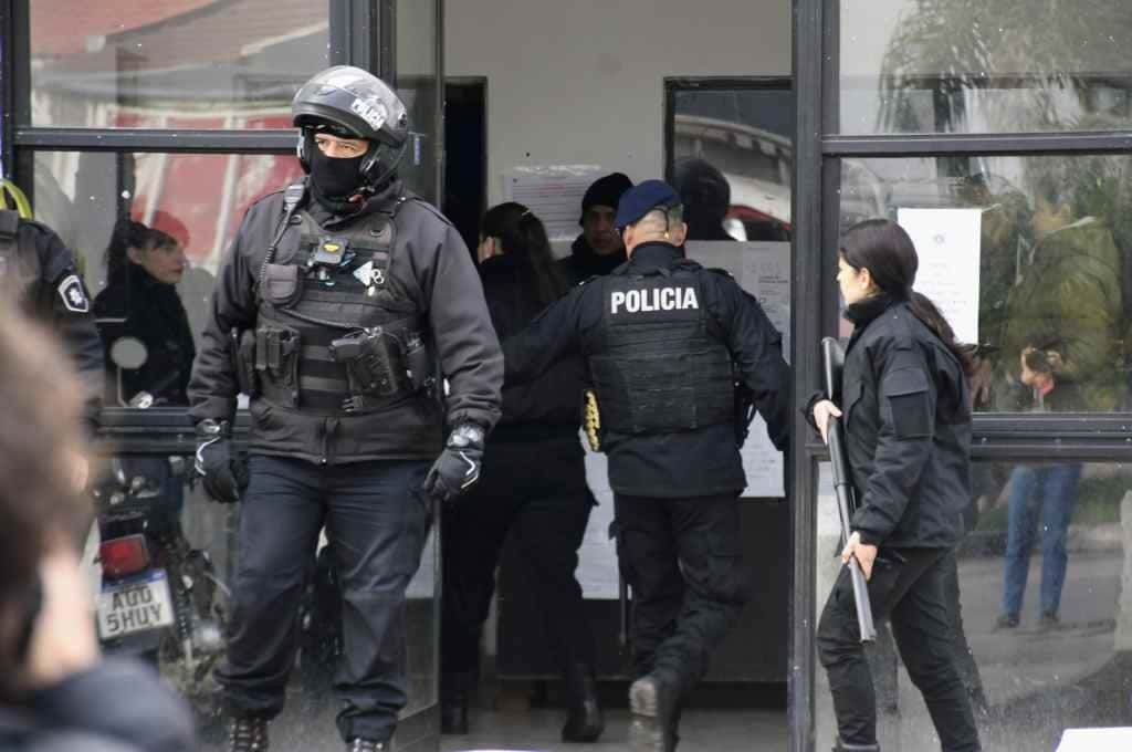 Disturbios en comisaría rosarina terminaron con el jefe policial herido