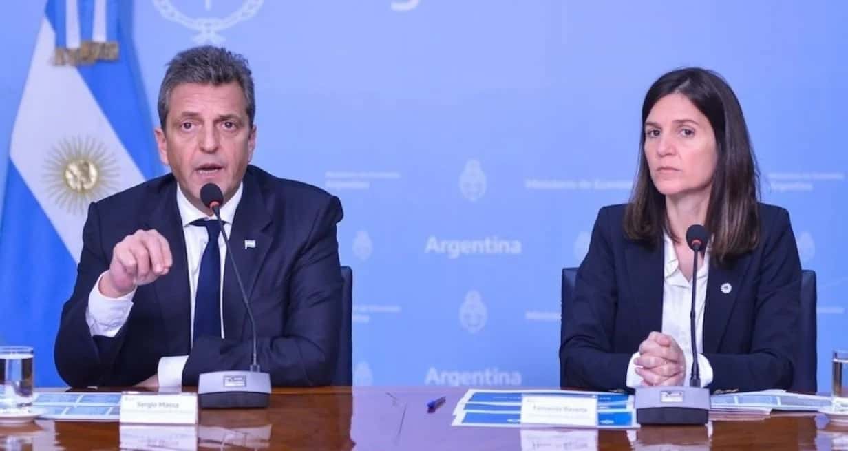El ministro de Economía, Sergio Massa, y la directora ejecutiva de Anses, Fernanda Raverta.