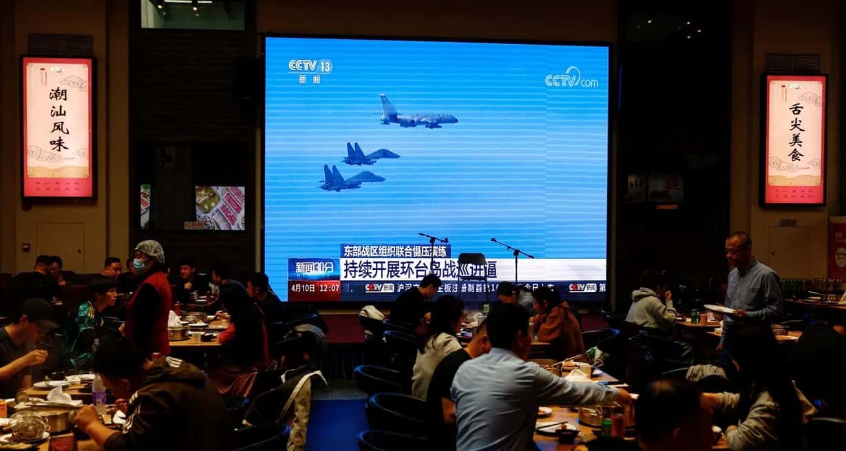 La televisión en Beijing realizó cobertura del movimiento de naves chinas. Crédito: Tingshu Wang / Reuters
