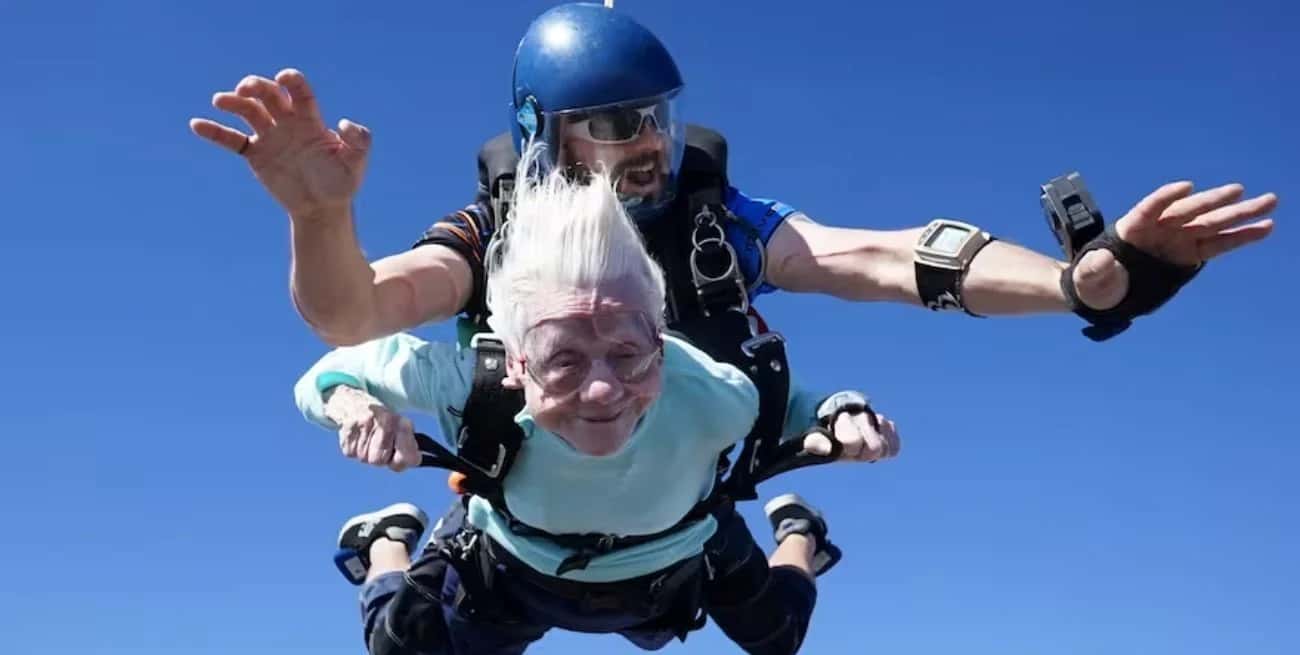 Una mujer de 104 años saltó en paracaídas en Estados Unidos