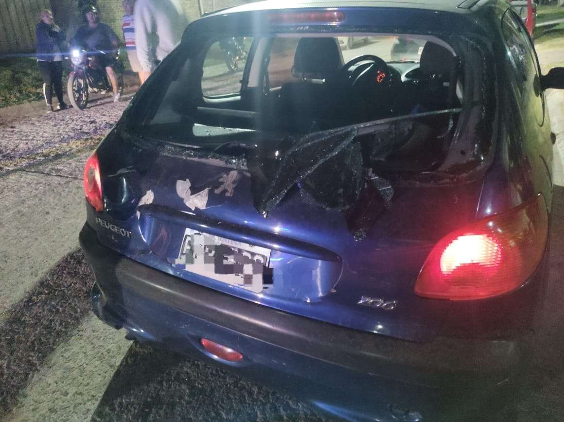 El Peugeot 206 sufrió los principales daños en la luneta.