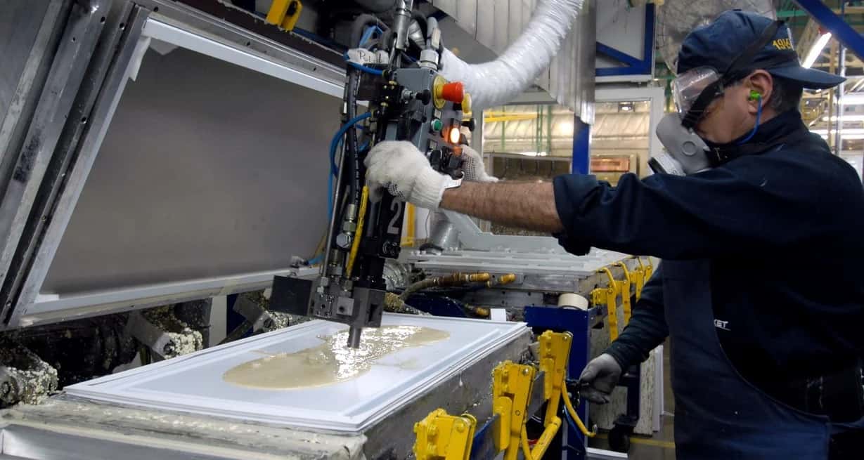 La producción industrial del país cayó 12,8% interanual en diciembre