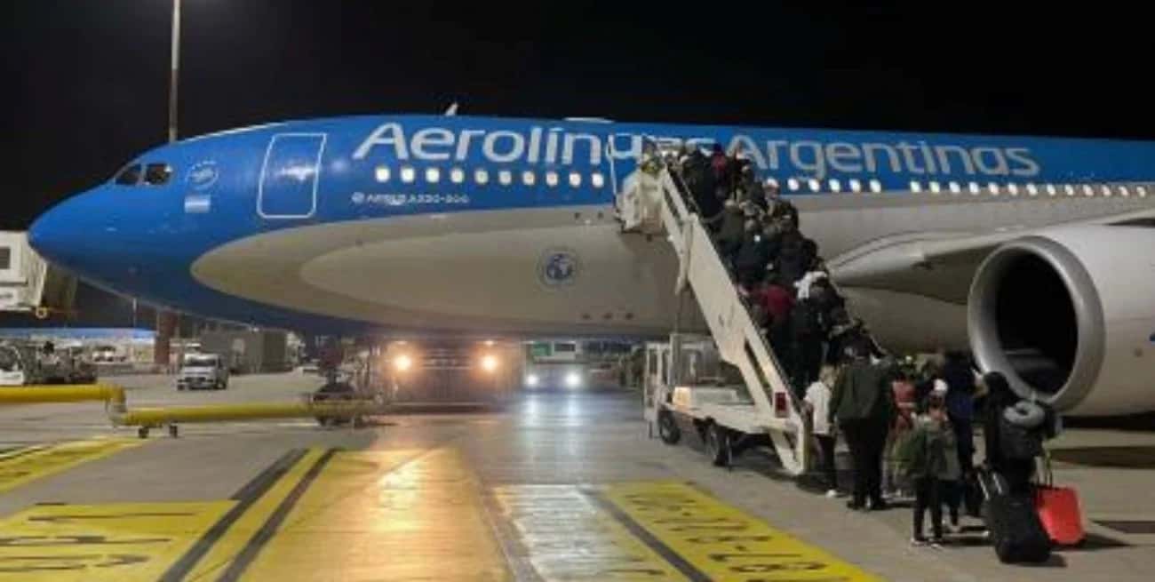 El avión de Aerolíneas Argentinas partió desde Roma.