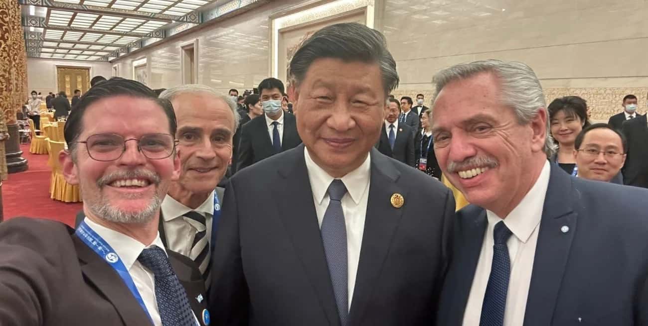 El embajador argentina en China, Sabino Vaca Narvaja, tomando una selfie junto a los mandatarios Xi Jinping y Alberto Fernández.