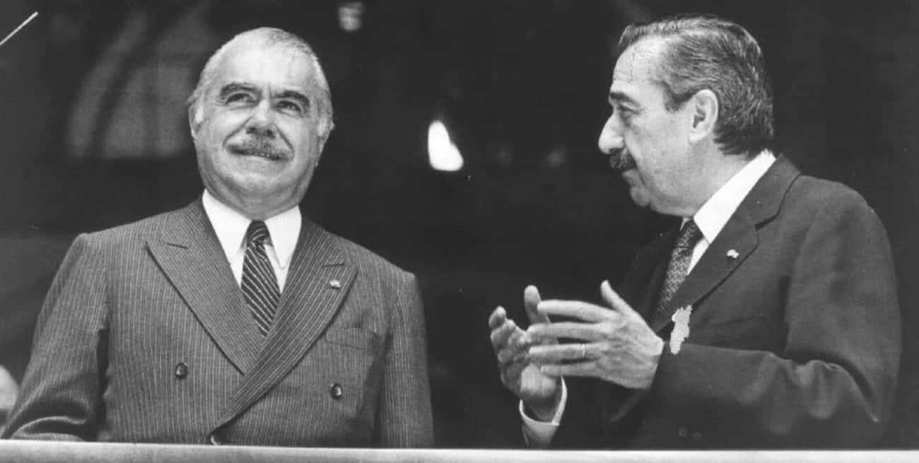 José Sarney y Raúl Alfonsín, presidentes de Brasil y Argentina, respectivamente. El 30 de noviembre de 1986 firmaron la Declaración de Foz de Iguazú, sentando las bases del Mercosur.