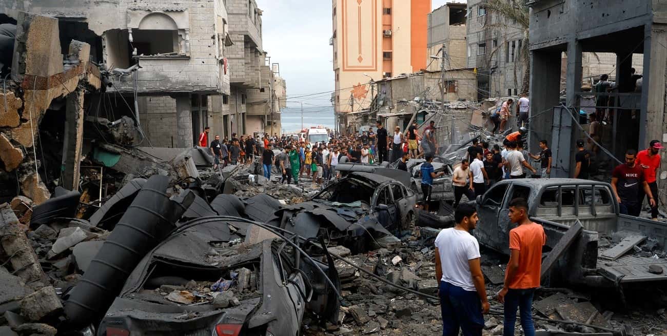Los palestinos inspeccionan los daños tras los ataques israelíes. Crédito: Reuters