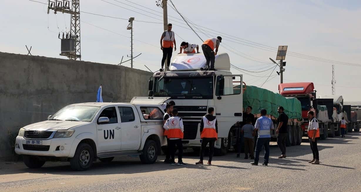 La ayuda humanitaria entra a la Franja de Gaza en medio de nuevos llamados a una tregua "inmediata"