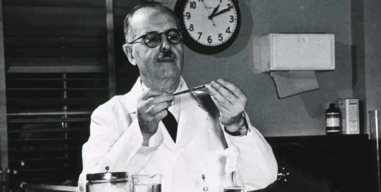 Bernardo Houssay (1887-1971). Médico, catedrático y farmacéutico argentino. En 1947 obtuvo el Premio Nobel en Medicina por sus descubrimientos sobre el papel de las hormonas pituitarias en la regulación de la cantidad de azúcar en la sangre (glucosa).