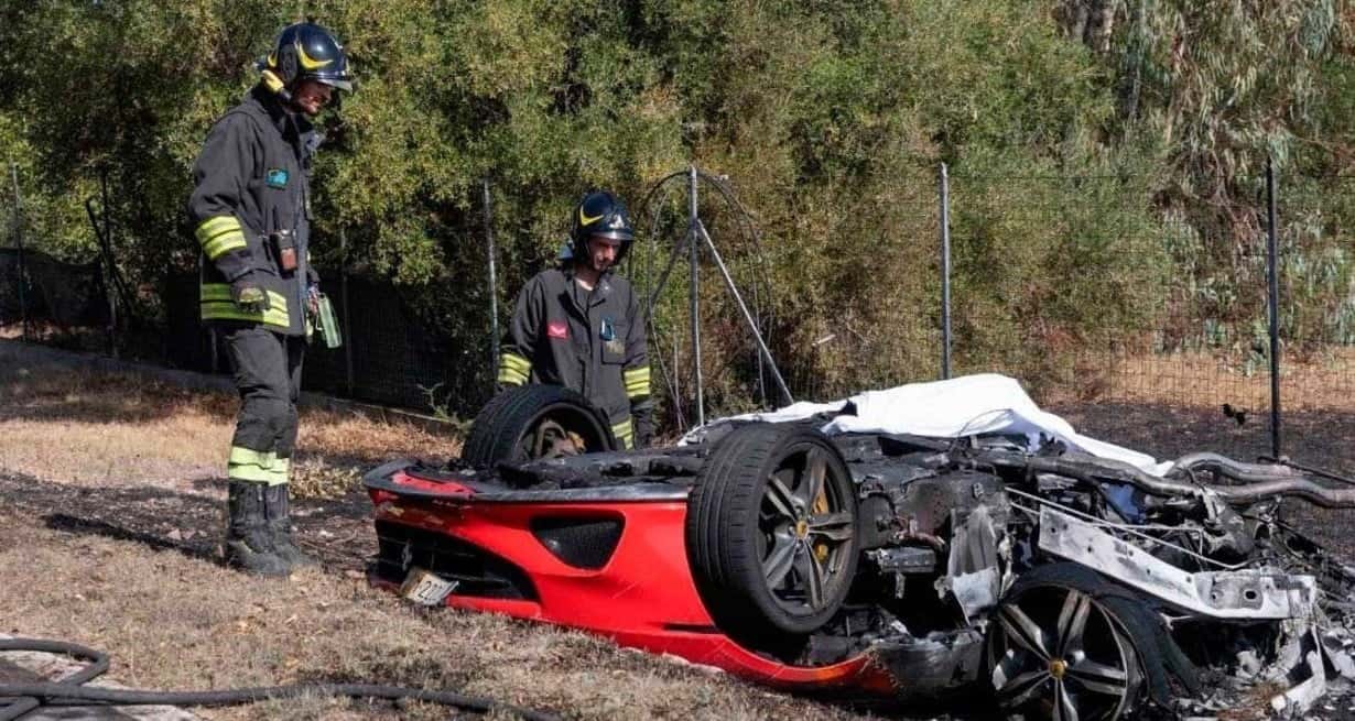 Así quedó la Ferrari destrozada tras el choque.