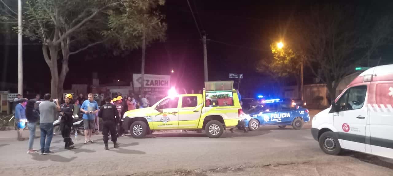 Venado Tuerto: joven hospitalizada tras fuerte choque entre moto y auto