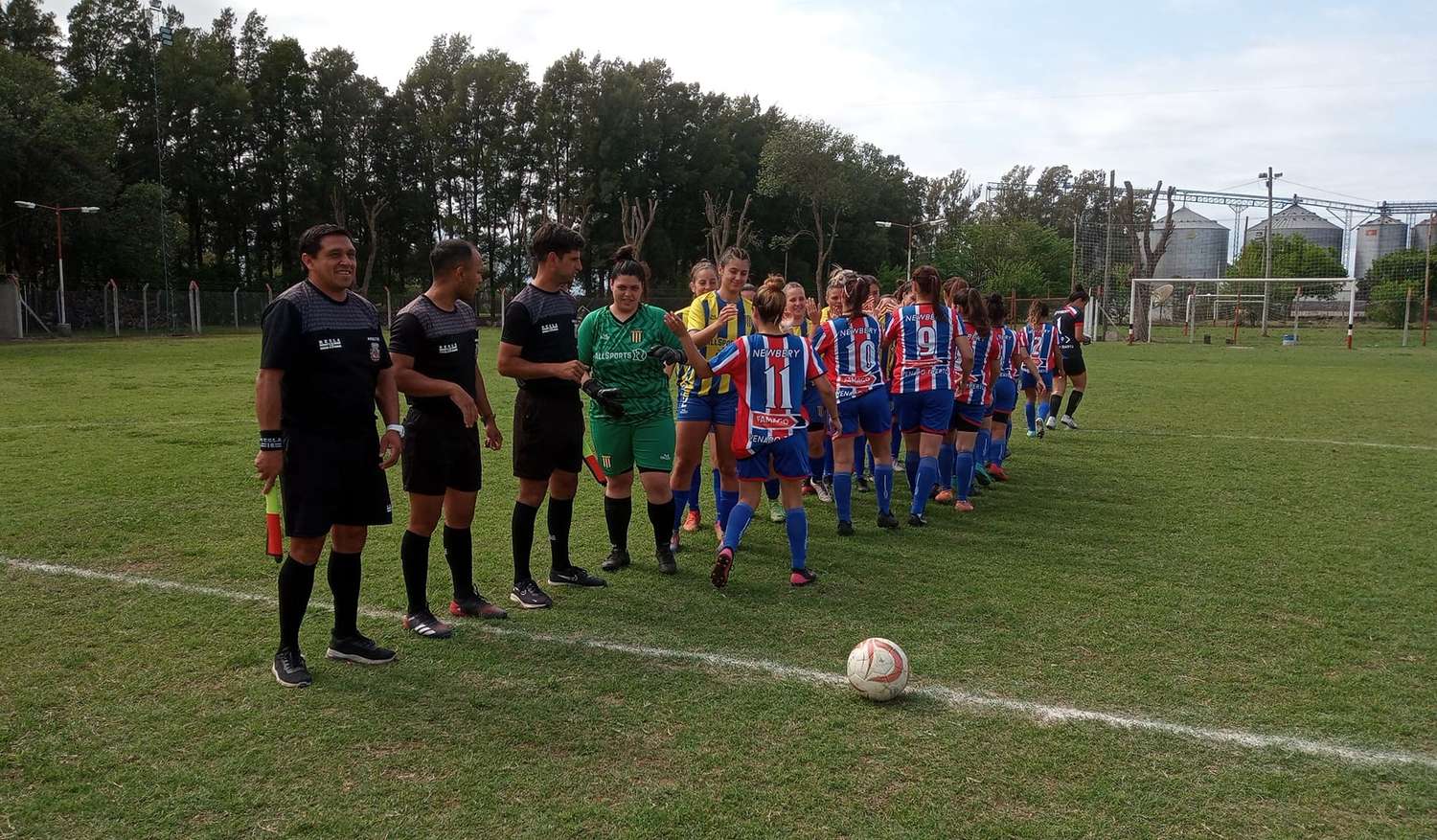 El primer clásico de la historia del fútbol femenino quedó para Centenario. Foto: Paola Bartulo