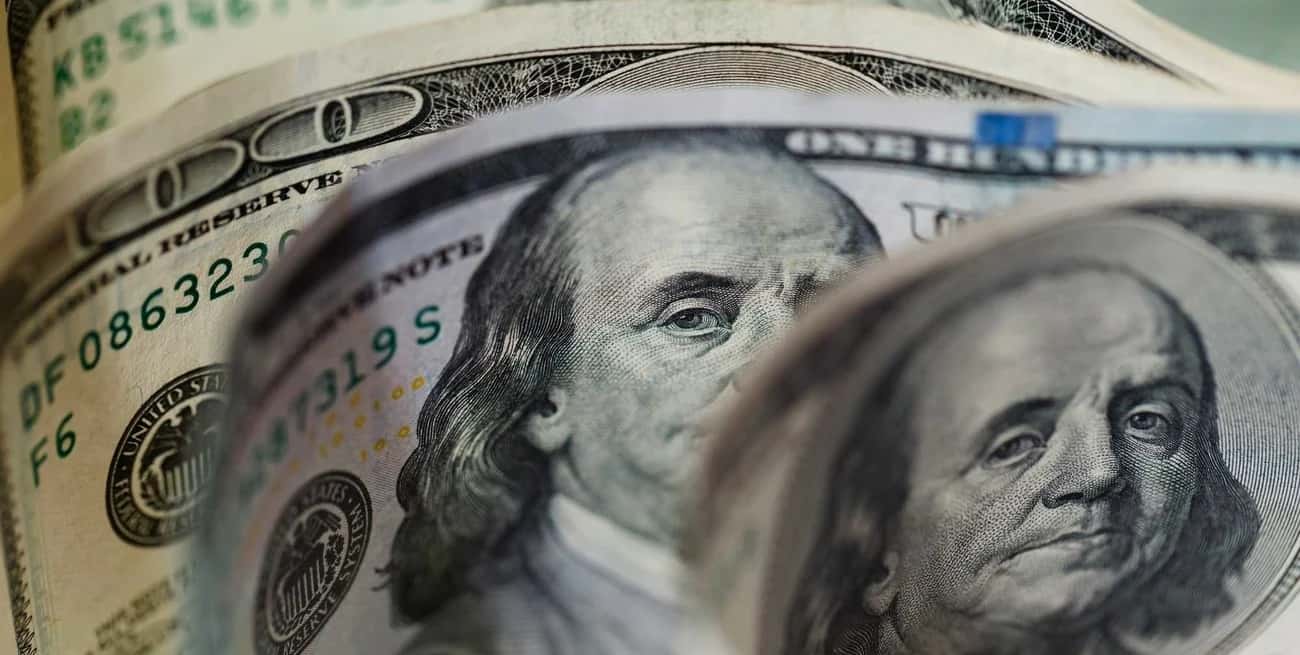 El dólar blue terminó la semana en baja: a cuánto se vendió este viernes