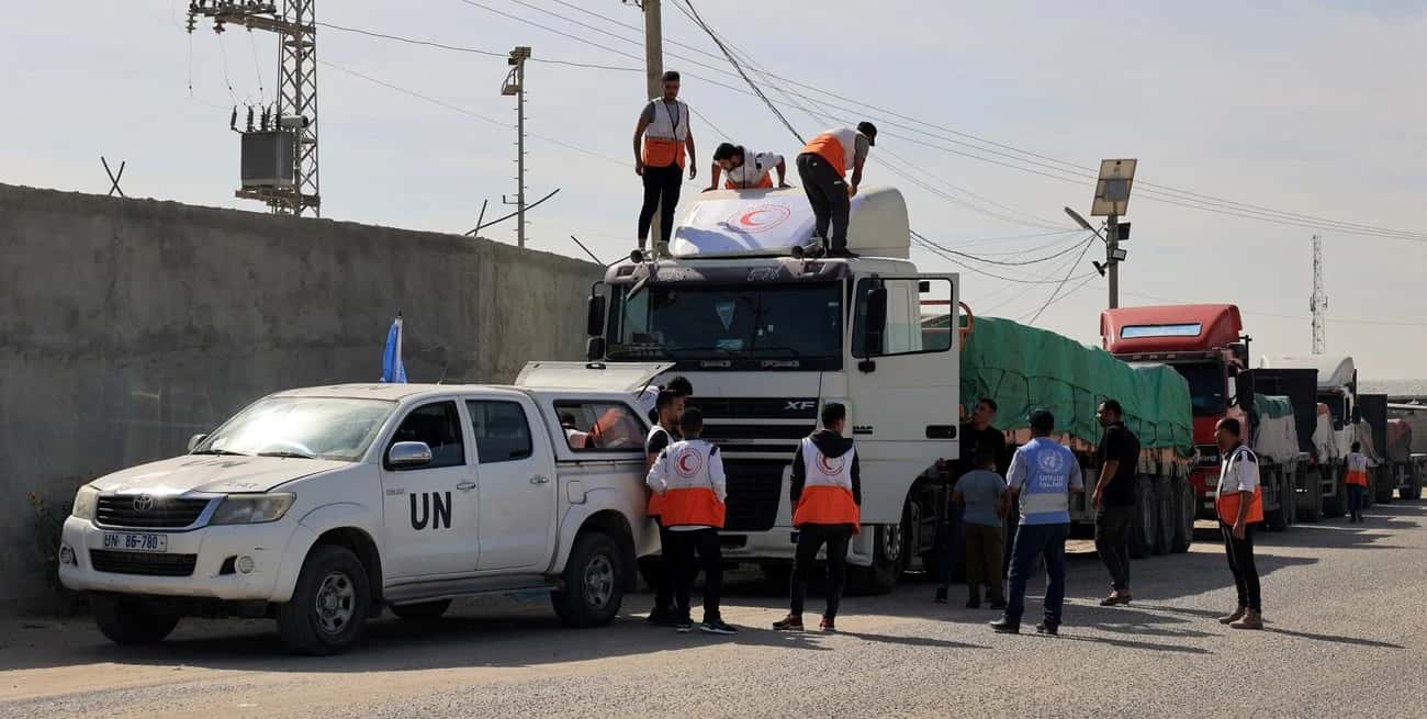 La ayuda humanitaria comenzó a entrar a la Franja de Gaza a través del paso fronterizo con Egipto.