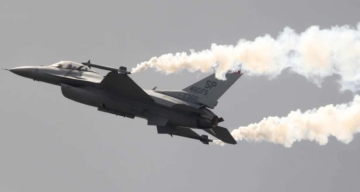 Estados Unidos utilizó cazas F-16 para el ataque. Crédito: Gonzalo Fuentes/Reuters