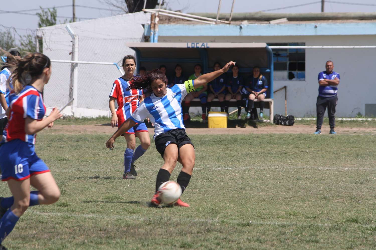 Sacachispa goleó a Jorge Newbery por 3 a 0. Foto: Paola Bartulo.