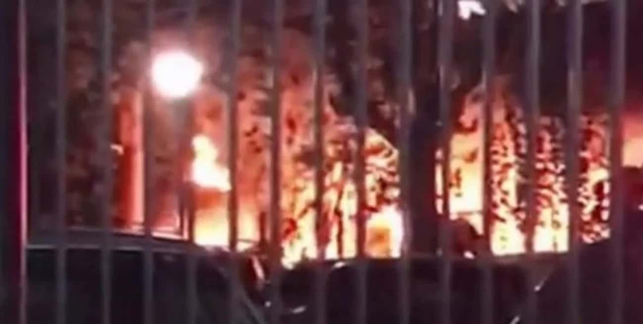 Rosario: se incendió un depósito de vehículos en la Agencia de Investigación Criminal